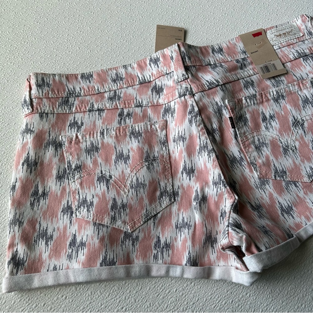 Levi’s Women’s Pink Aztec Printed Shorts NWT size 31